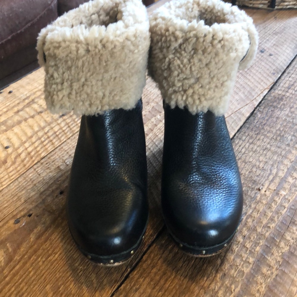 UGG stacked heel ankle boot size 7